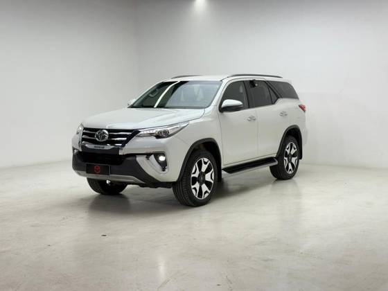 TOYOTA HILUX SW4 2.8 SRX 4X4 7 LUGARES 16V TURBO INTERCOOLER DIESEL 4P AUTOMÁTICO